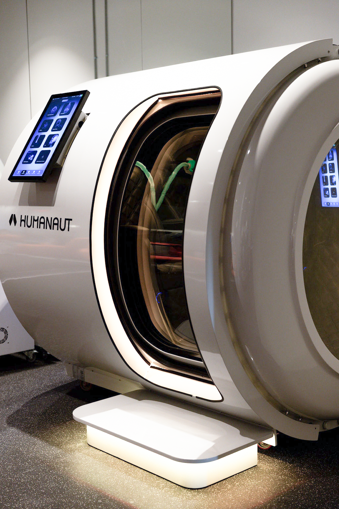 Hyperbaric oxygen therapy chamber