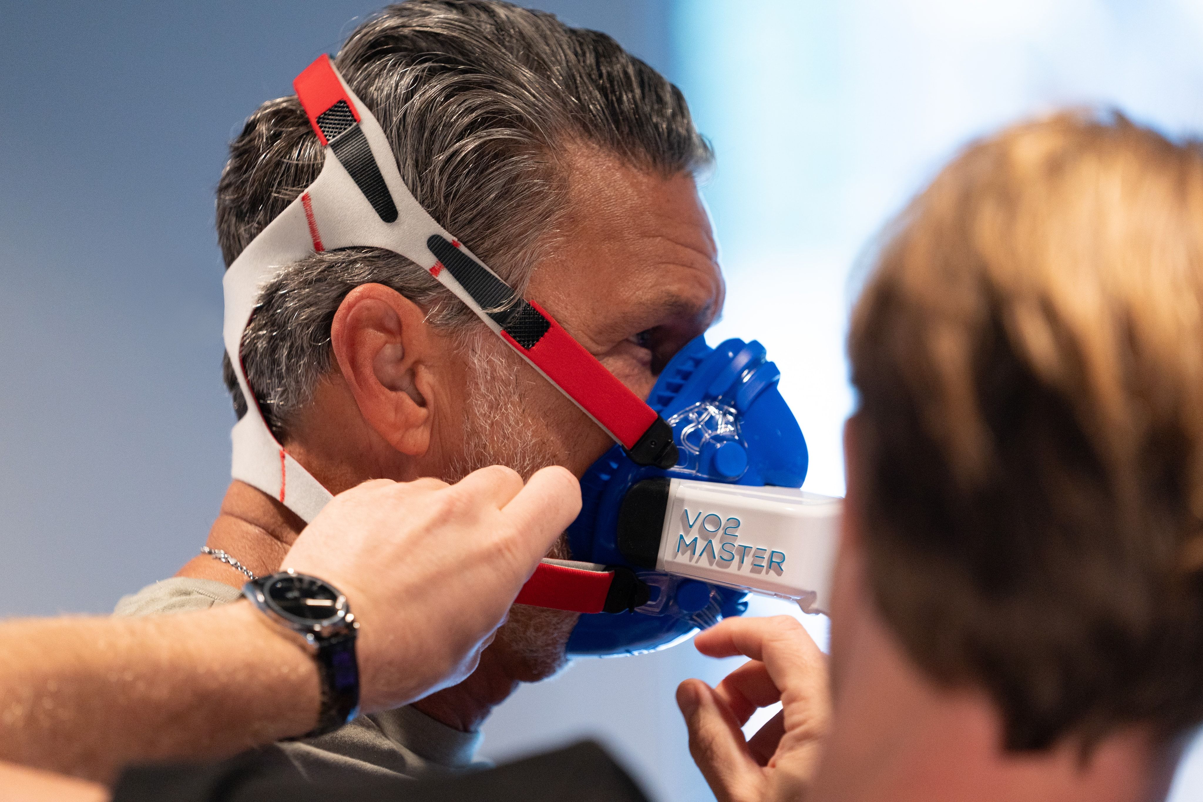 VO2 Max test — athlete in a respirator mask during a graded exercise test