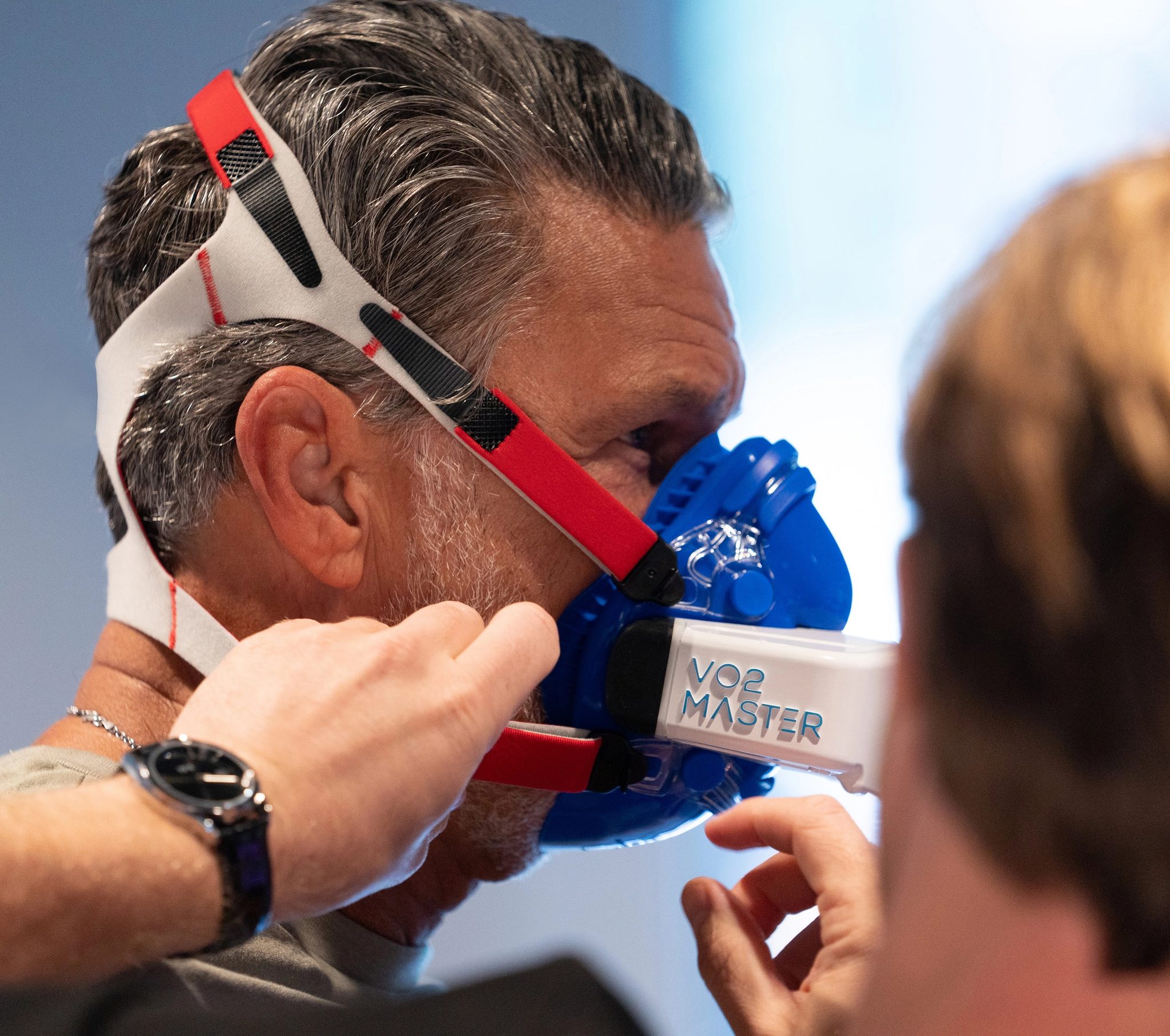 VO2 Max test — athlete in a respirator mask during a graded exercise test
